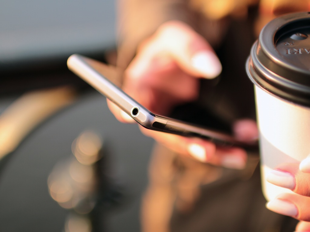 ecommerce emag hands-coffee-smartphone-technology