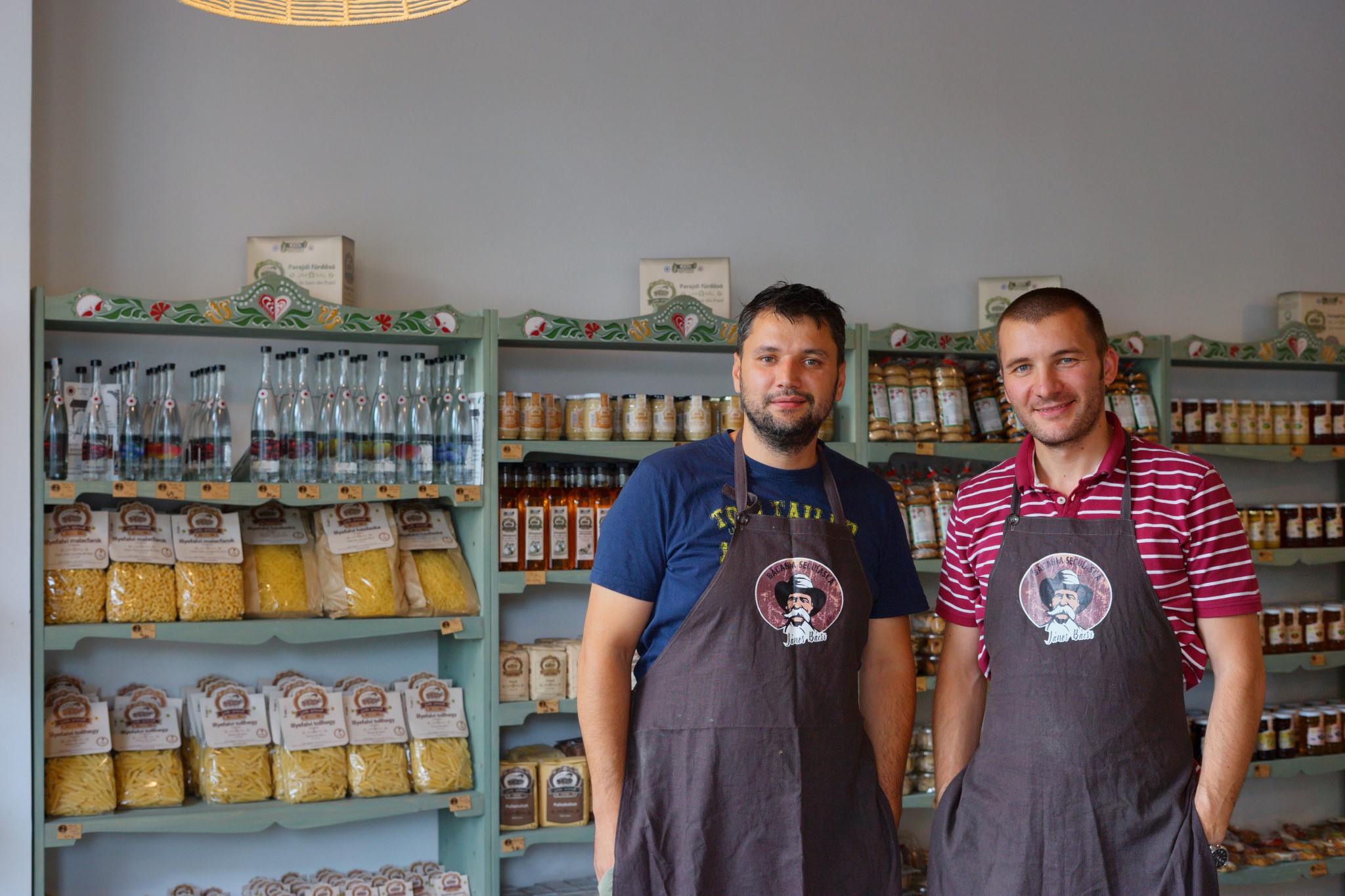 Nicu (stânga), alături de prietenul și partenerul său de afaceri, Tamaș // Fotografie de Răzvan Băltărețu